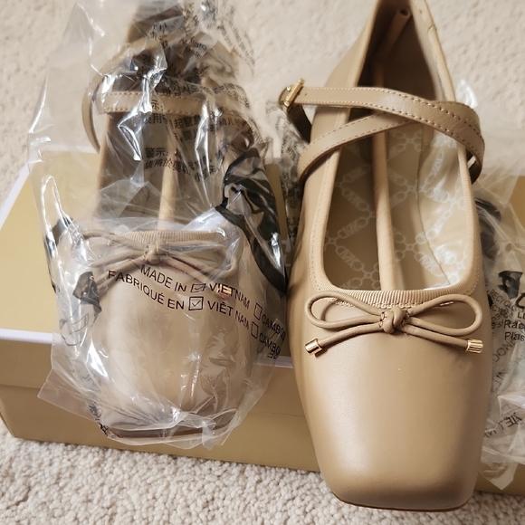 Michael Kors Beige Flats with Bow and Strap - Picture 6 of 7